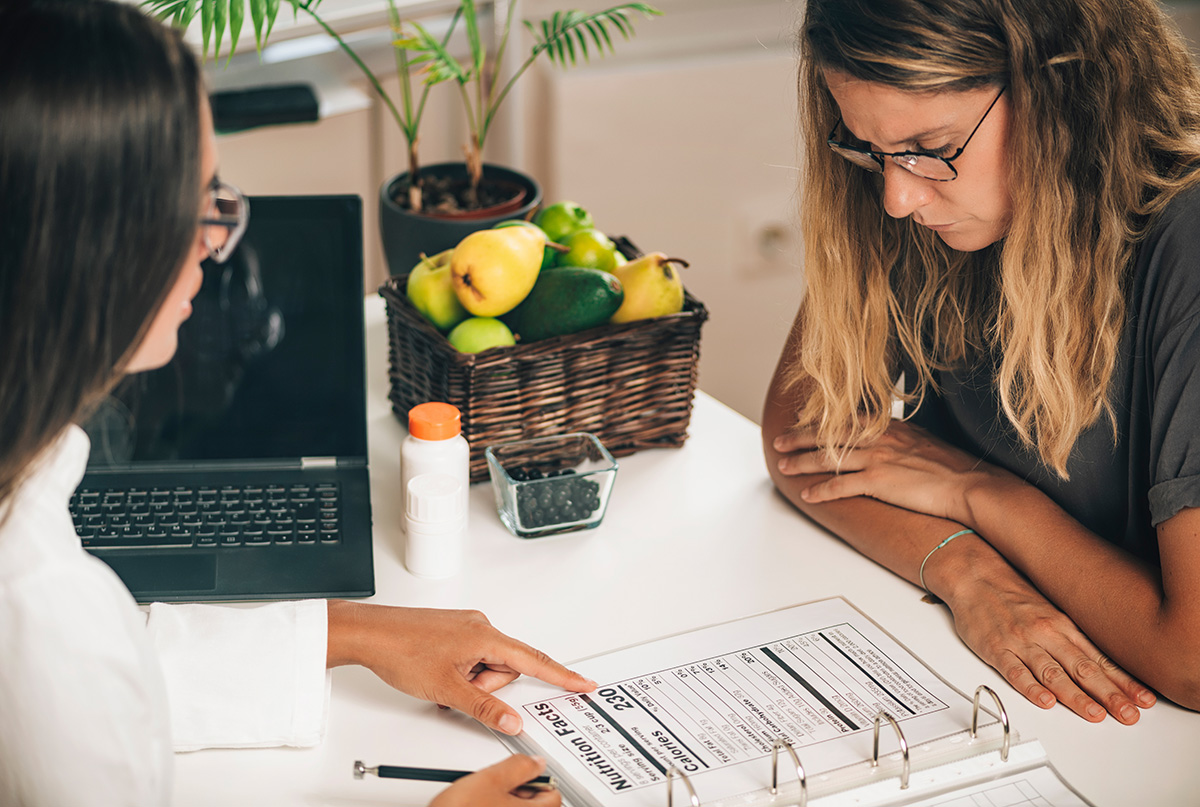 nutritionist helping clients